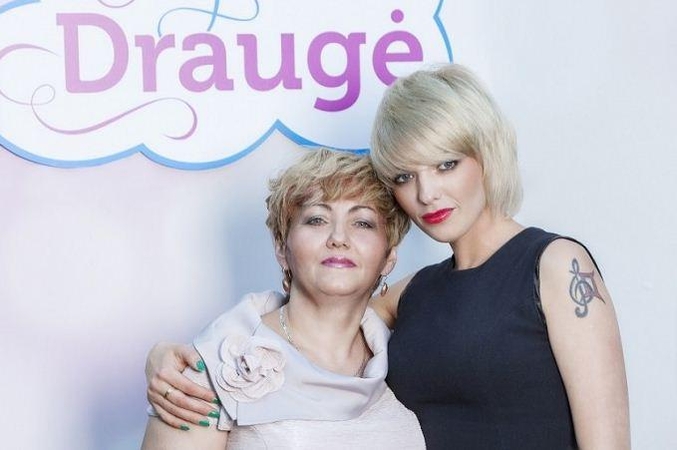 Scenos žvaigždės su savo mamomis – geriausios draugės