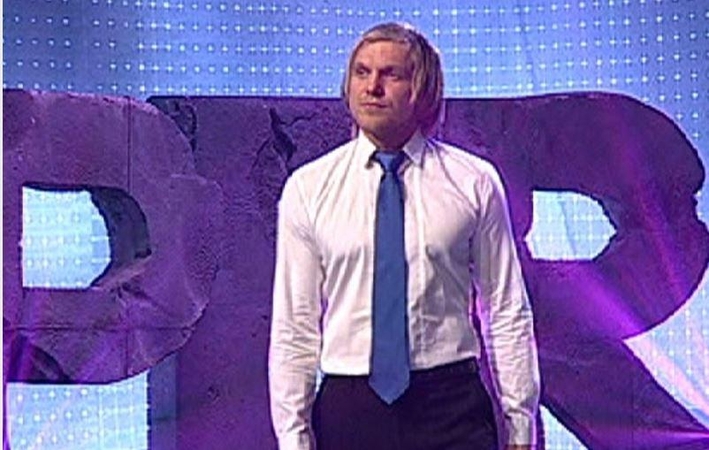 Pasirodymui sutrukdė pro marškinius šviečiantys speneliai