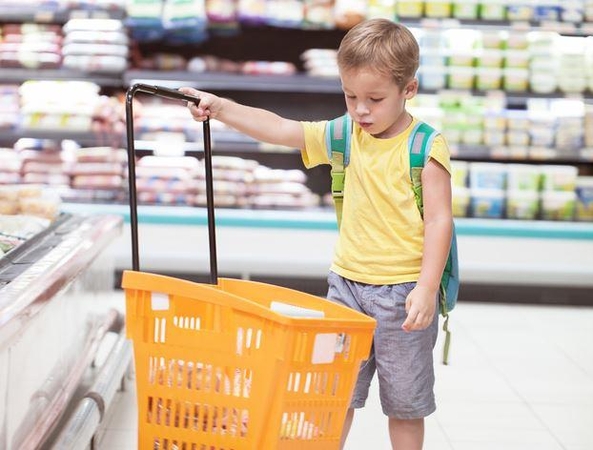 Kelionė į parduotuvę su vaiku: pamoka ar košmaras tėvams?