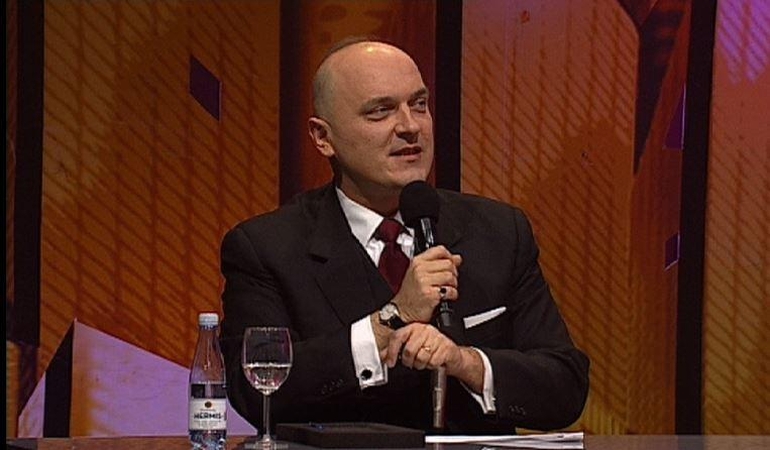 Po traumos etiketo žinovas G. Drukteinis pasiremia stilinga lazdele