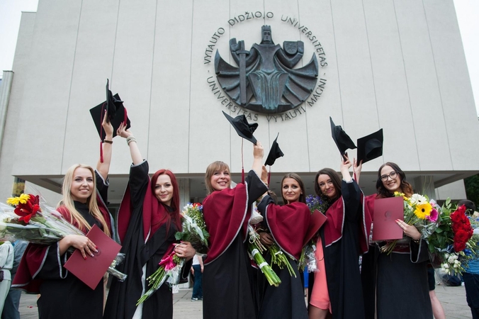 VDU absolventams iškilmingai įteikti diplomai