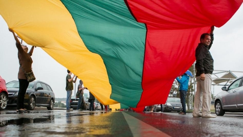 Telšių gatvėmis nuvingiavo 250 metrų Vienybės vėliava