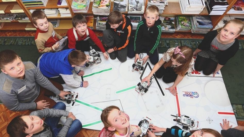 Regiono bibliotekoje mokiniai kuria ir programuoja robotus