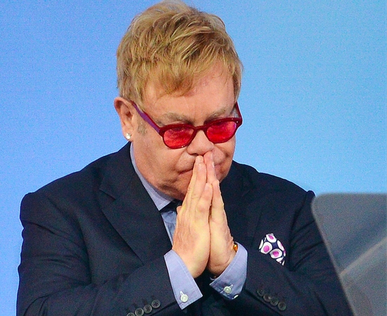 E. Johną apgavo: V. Putino „skambutis“ tebuvo pokštininkų išdaiga