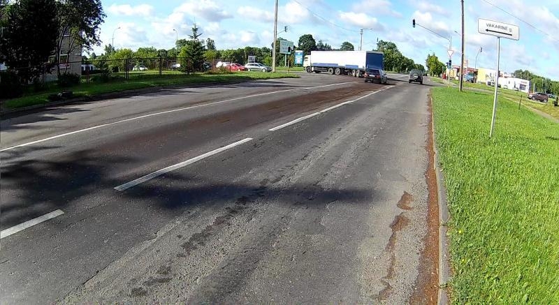 Iš transporto priemonės teršalai tekėjo net 24 kilometrus