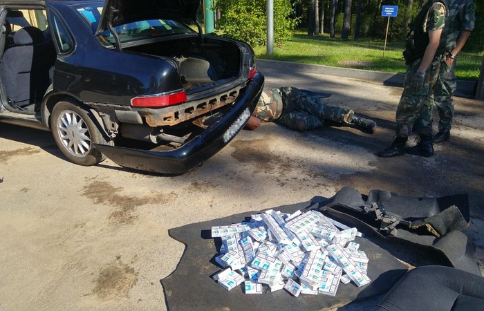 Rūkalais prikimštas automobilis baltarusiui kainuos tūkstantinę baudą