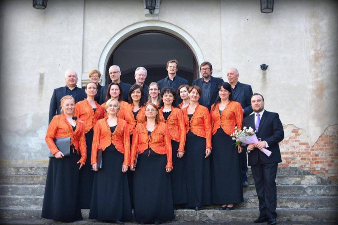 Šventinė choro „Kamertonas“ kelionė per laikui nepavaldžias melodijas