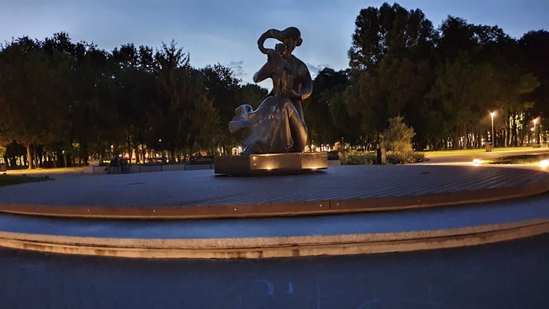 Centrinė Draugystės parko dalis lankytojus pasitinka tamsoje