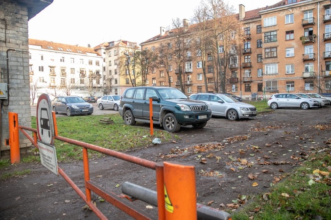 Amžina problema – parkavimo vieta daugiabučio kieme: kaip spręsti?