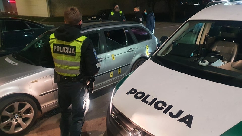 Iš keršto apšaudytas jaunos kauniečių poros BMW: pas užpuolikus rasta narkotikų