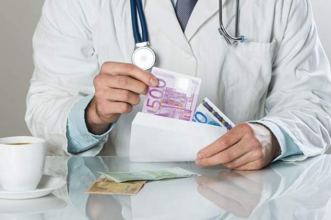 Sukčiai siūlo pas gydytoją patekti už pinigus: ar tai įmanoma?