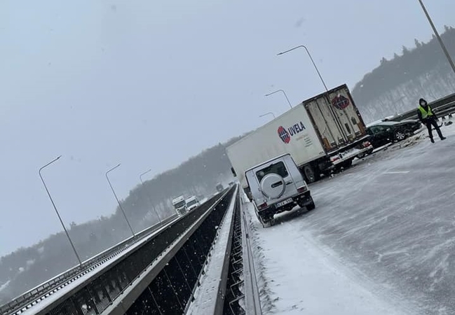 Avarija kelyje „Via Baltica“: smūgis nestiprus, bet eismas stringo