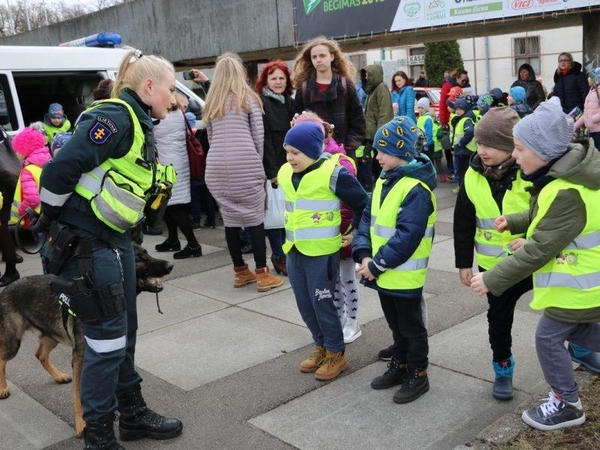 Vaikai ir eismas: specialistai pataria, kokių klaidų nedaryt ugdant mažųjų įpročius
