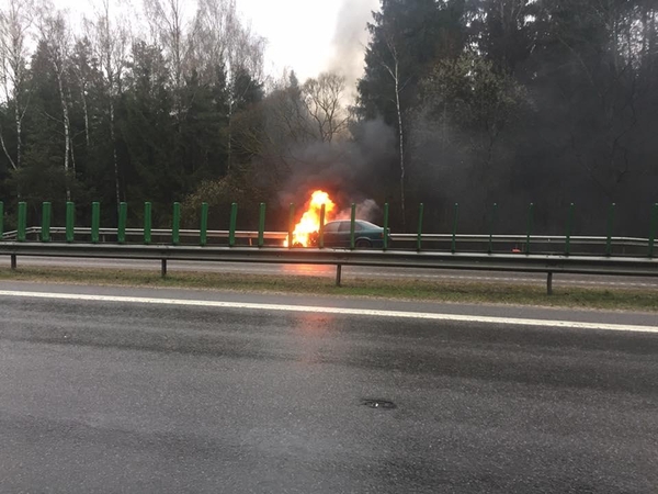 Greitkelyje atvira liepsna degė BMW