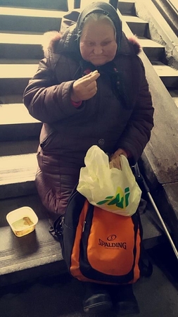 Kaunietė mergina prašo padėti alkstančiai močiutei