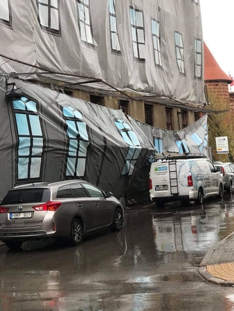 Žydų ligoninės tentas – vėl pavojingai plaikstomas vėjo