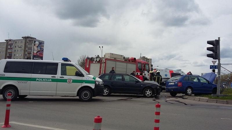 Judrioje Kauno sankryžoje susidūrė du automobiliai