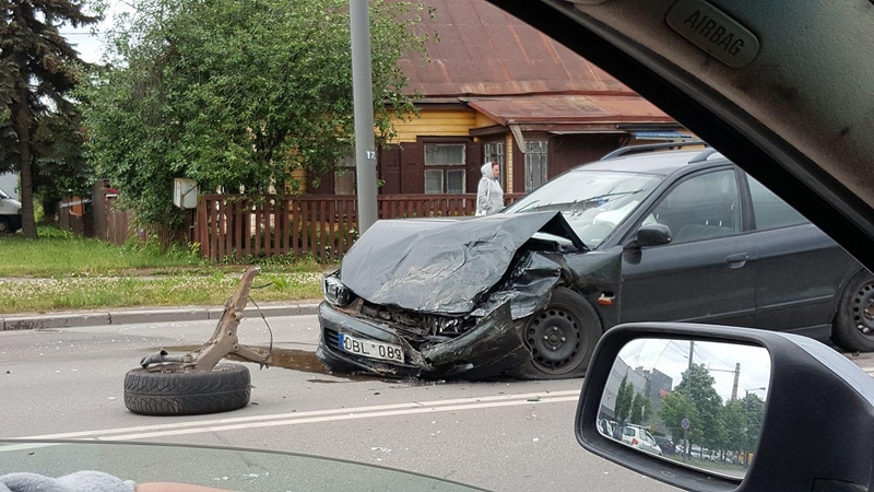 Raudondvario plente susidūrė du automobiliai