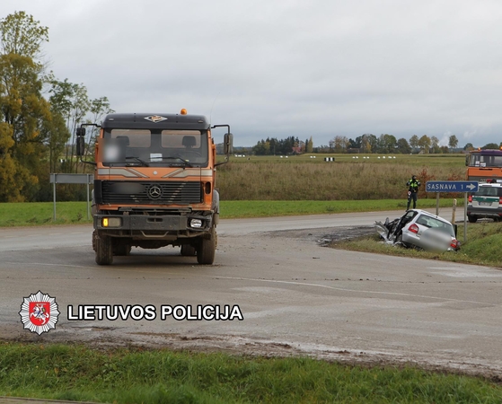 Marijampolės rajone susidūrė sunkvežimis ir „Audi A3“, sužaloti du žmonės (papildyta)