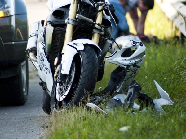 Po automobilio ir mopedo avarijos Kaune virto apšvietimo stulpas