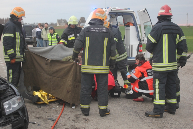 Nelaimė Kėdainių rajone: teko vaduoti tarp automobilio ir traktoriaus prispaustą vyrą