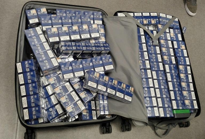 Į Lietuvą atvykusio baltarusio lagamine – kontrabandinės cigaretės
