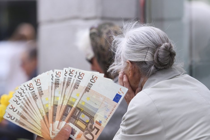 Patikėjo, kad dukra per avariją sužalojo žmogų – į namus atėjusiam sukčiui atidavė 33 tūkst. eurų
