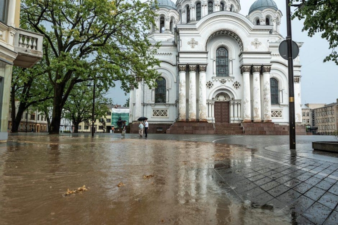 Liūtis skandino daugelį miestų: nuo žaibo kilo gaisras, virto medžiai, tvino gatvės