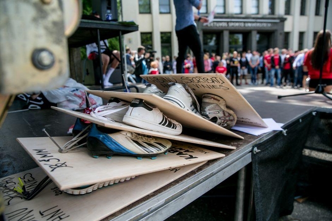 Sporto universiteto protesto akcija: politikams įteikti pakabinti sportbačiai