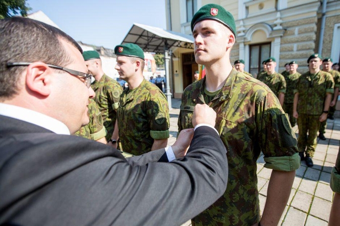 Istorinės Prezidentūros kiemelyje – leitenantų priesaika
