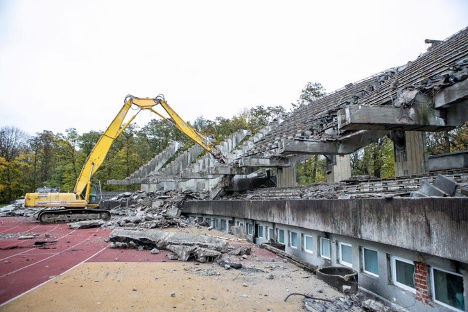 Sunkioji technika jau stadione – pradėtos griauti tribūnos