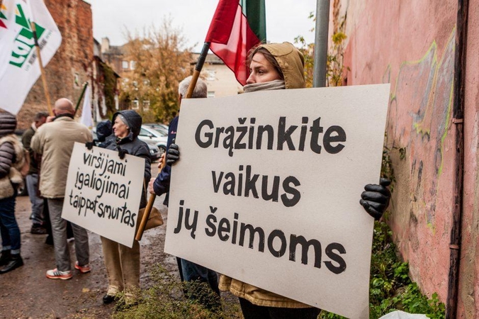Ministras: kyla rizika, kad specialistai turės rinktis – apsaugoti vaiką ar save