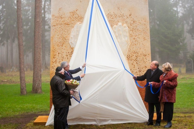 Vandžiogaloje atidarytas memorialas holokausto aukoms