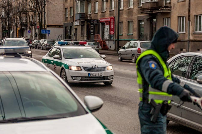 Dviratininko kelionę Kūčių išvakarėse apsunkino ne tik krentantis sniegas