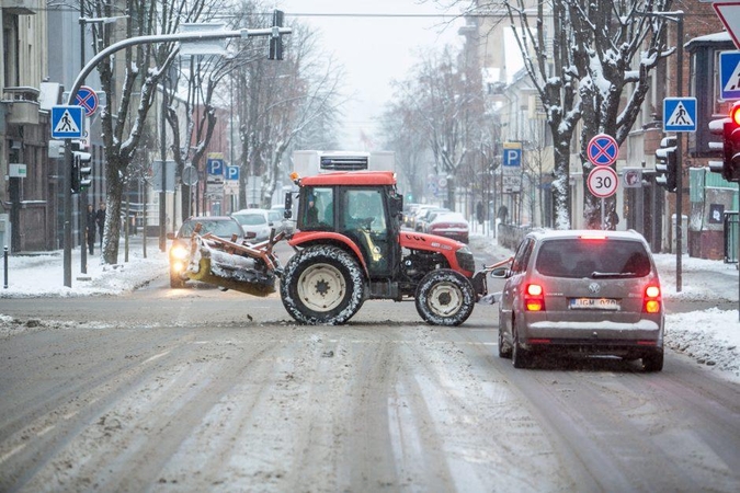 Ruošiatės važiuoti? Kelininkai toliau perspėja dėl slidžių kelių