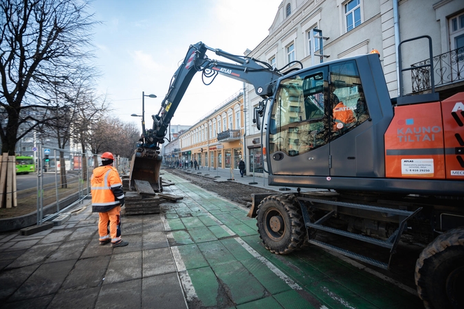 Po žiemos darbininkai Laisvės alėjoje vėl kimba į darbus