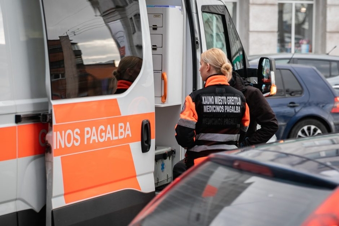 Šančiuose į stovinčius automobilius rėžęsis „Saab“ vairuotojas mirė ligoninėje