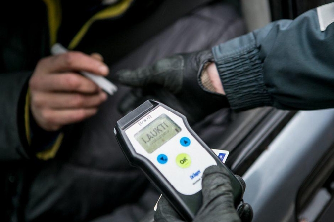 Jauno vairuotojo kelionę sustabdė pareigūnai: buvo ne tik beteisis, bet ir girtas