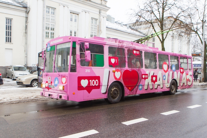 Kauno gatvėse pastebėtas rožinis meilės troleibusas