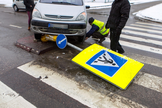 Šilainiuose „Citroen“ taranavo pėsčiųjų perėjos ženklą