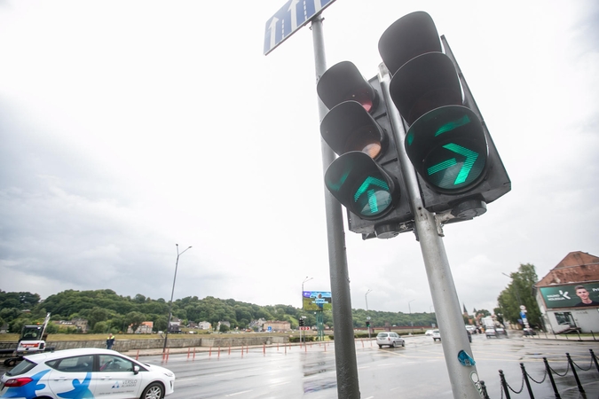 Perspėja vairuotojus: judrioje Kauno sankryžoje neliko žalių rodyklių