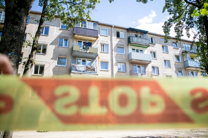Iš griūvančio daugiabučio iškraustyti kauniečiai dar negali grįžti namo