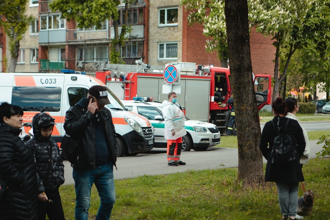 Į Partizanų gatvę lėkė ugniagesiai gelbėtojai: evakuoti daugiabučio gyventojai