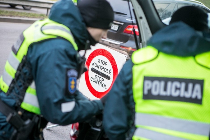 Du policininkai neteks darbo už vairavimą išgėrus