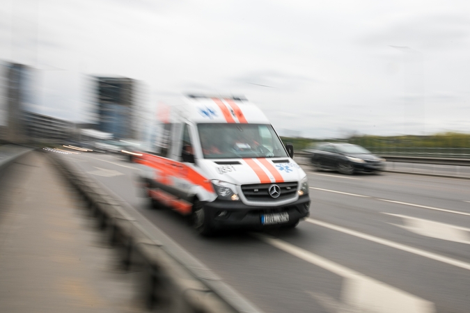 „Opel“ praskriejo pėsčiųjų perėją degant raudonai, partrenkė paauglę