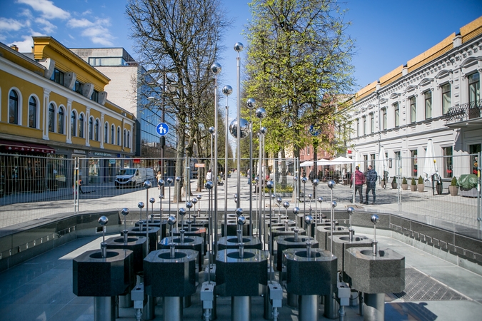 Laisvės alėjos fontanas dar snaudžia, kiti – jau trykšta vandeniu