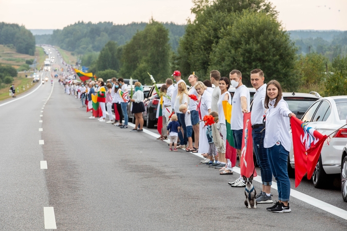 Apie 50 tūkst. žmonių susikibo rankomis ir pasiuntė žinią baltarusiams: jūs ne vieni