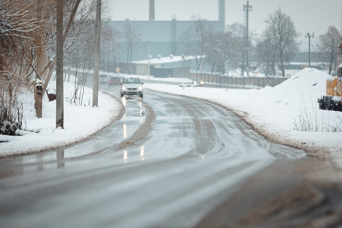 Keliuose yra slidžių ruožų, sudėtingesnės sąlygos – Radviliškio ir Kretingos rajonuose