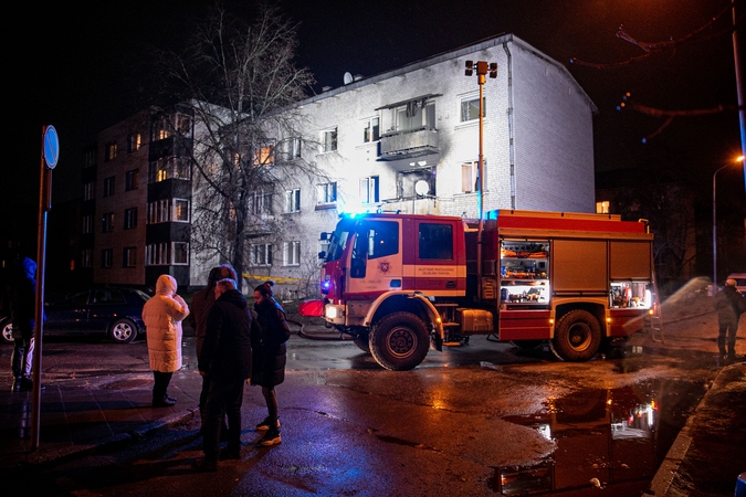 Gaisras Šiauliuose: evakuoti daugiabučio gyventojai