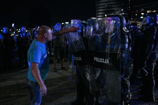 Į pareigūnus prie Seimo paleistas sprogmuo, protestuotojai išvaikyti